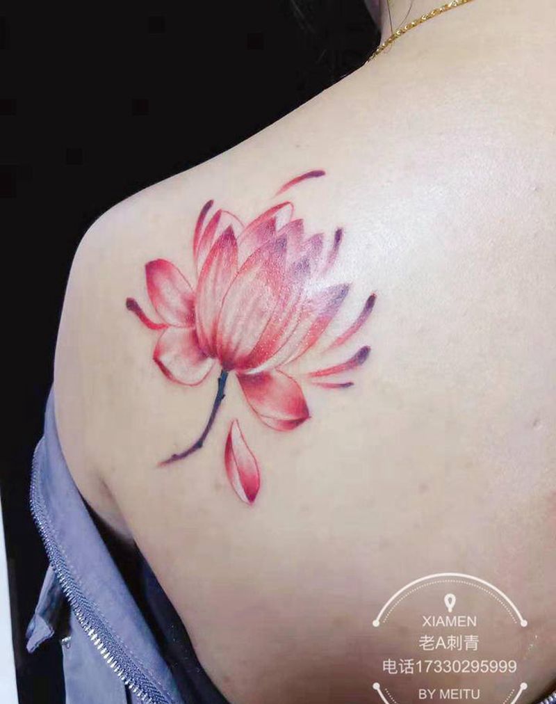 荷花纹身图片_肩部老传统荷花纹身图案