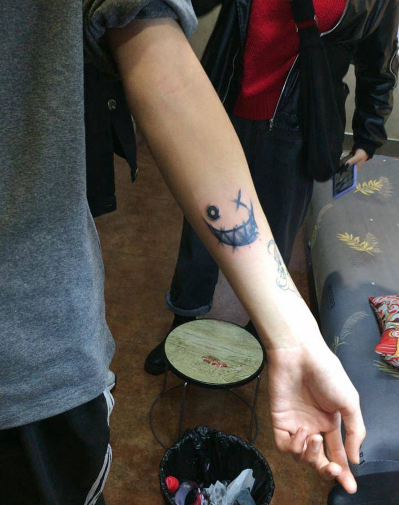 恶魔的微笑纹身图片_点刺纹身图案