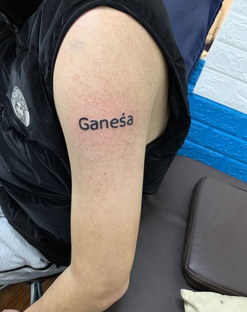 字母纹身图片_肩部老传统纹身图案