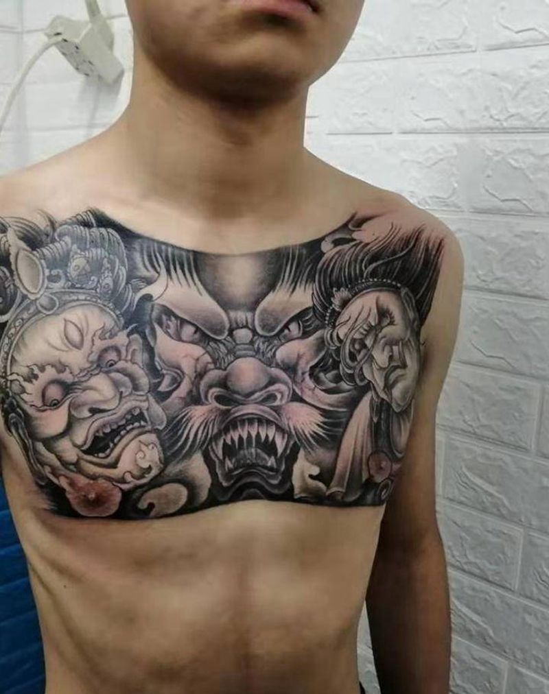 三面佛纹身图片_胸部老传统纹身图案