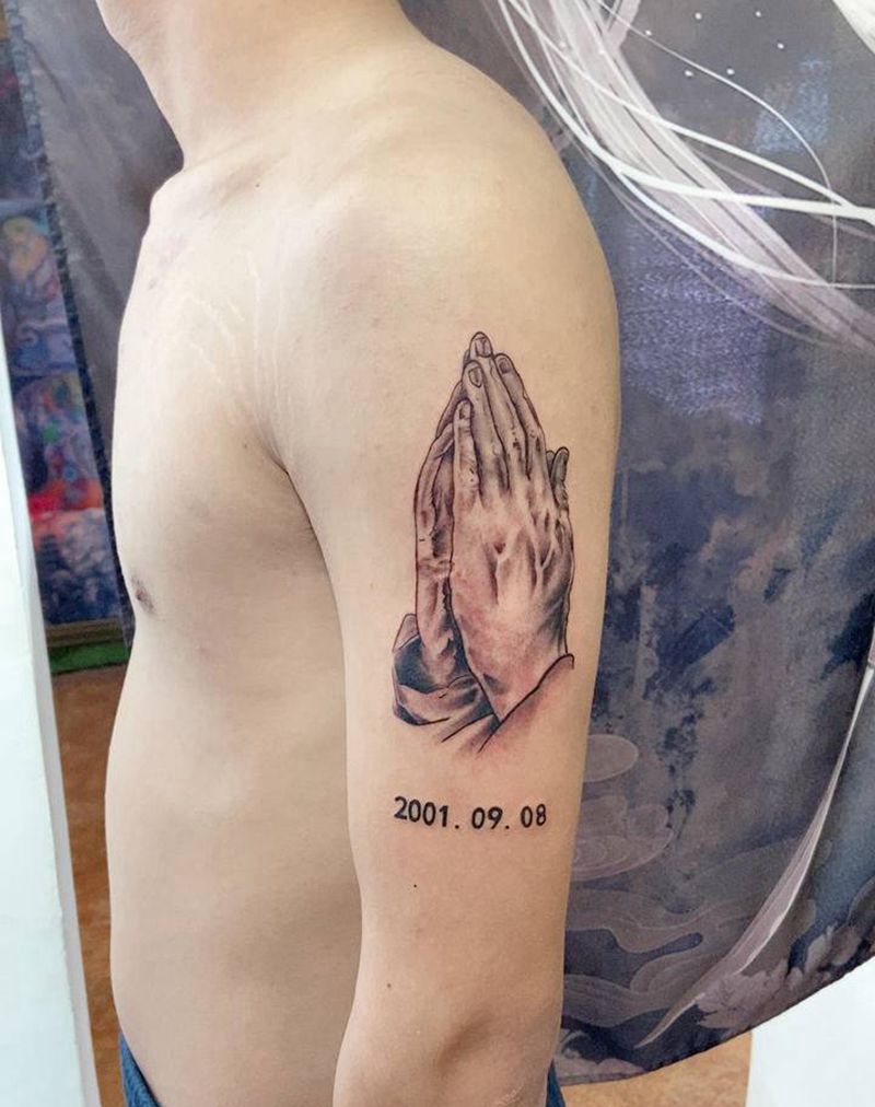 祈祷之手纹身图片_肩部纹身图案
