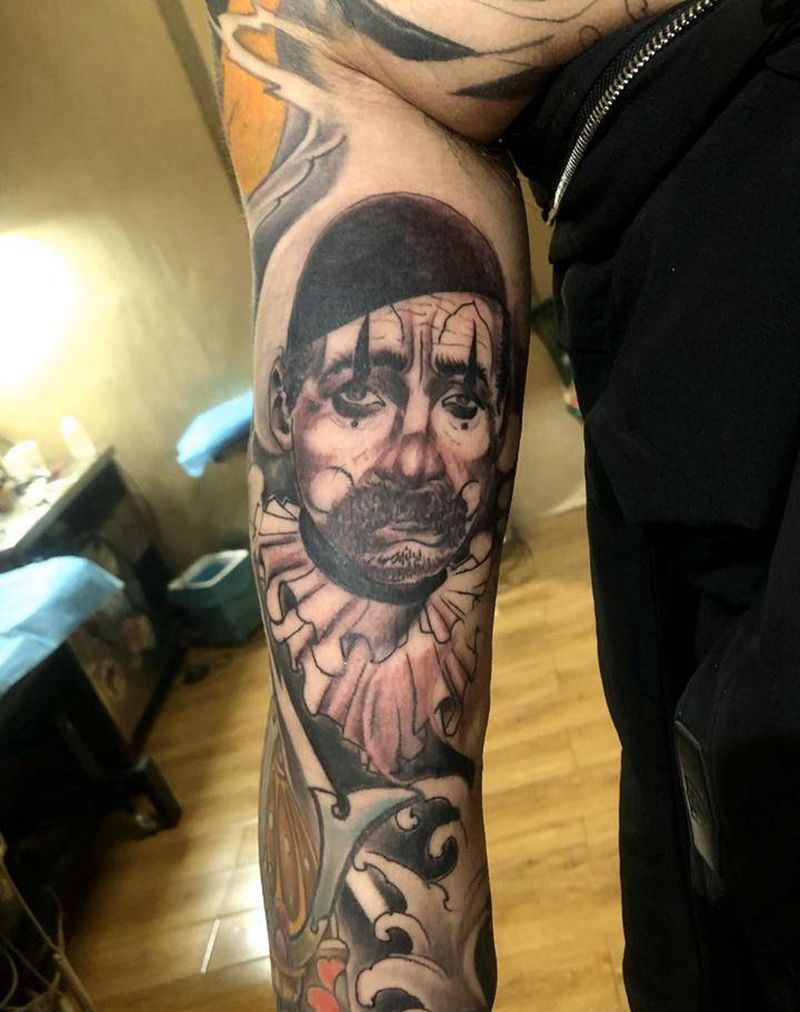 忧郁小丑哥纹身图片_手臂纹身图案