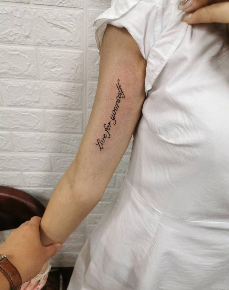 小字母纹身图片_手臂老传统纹身图案