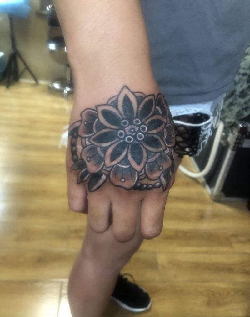 梵花覆盖纹身图片_手部图腾纹身图案