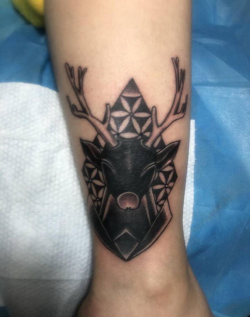 鹿头覆盖纹身图片_脚部纹身图案