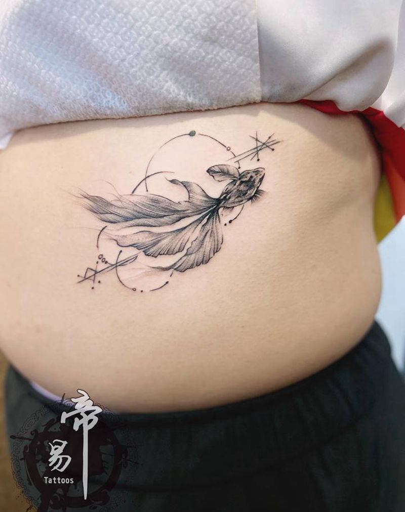 鱼纹身图片_腹部点刺纹身图案