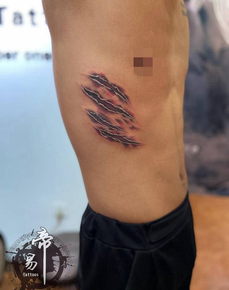 爪印纹身图片_腹部欧美写实纹身图案