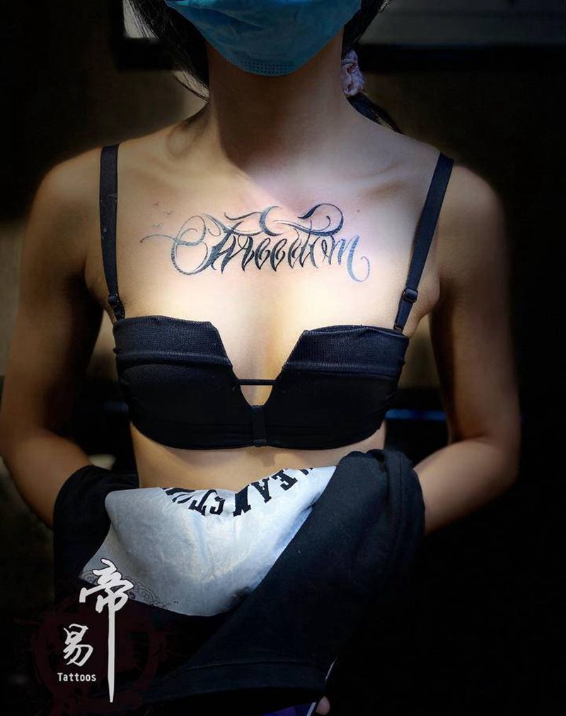 花体纹身图片_胸部花体字纹身图案