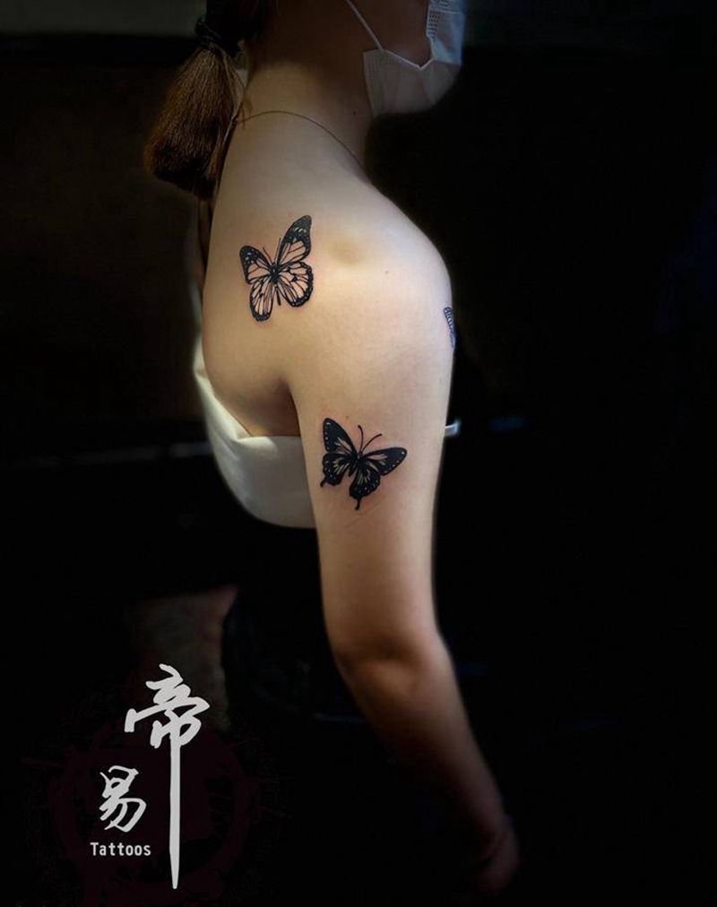 蝴蝶纹身图片_肩部图腾欧美写实纹身图案