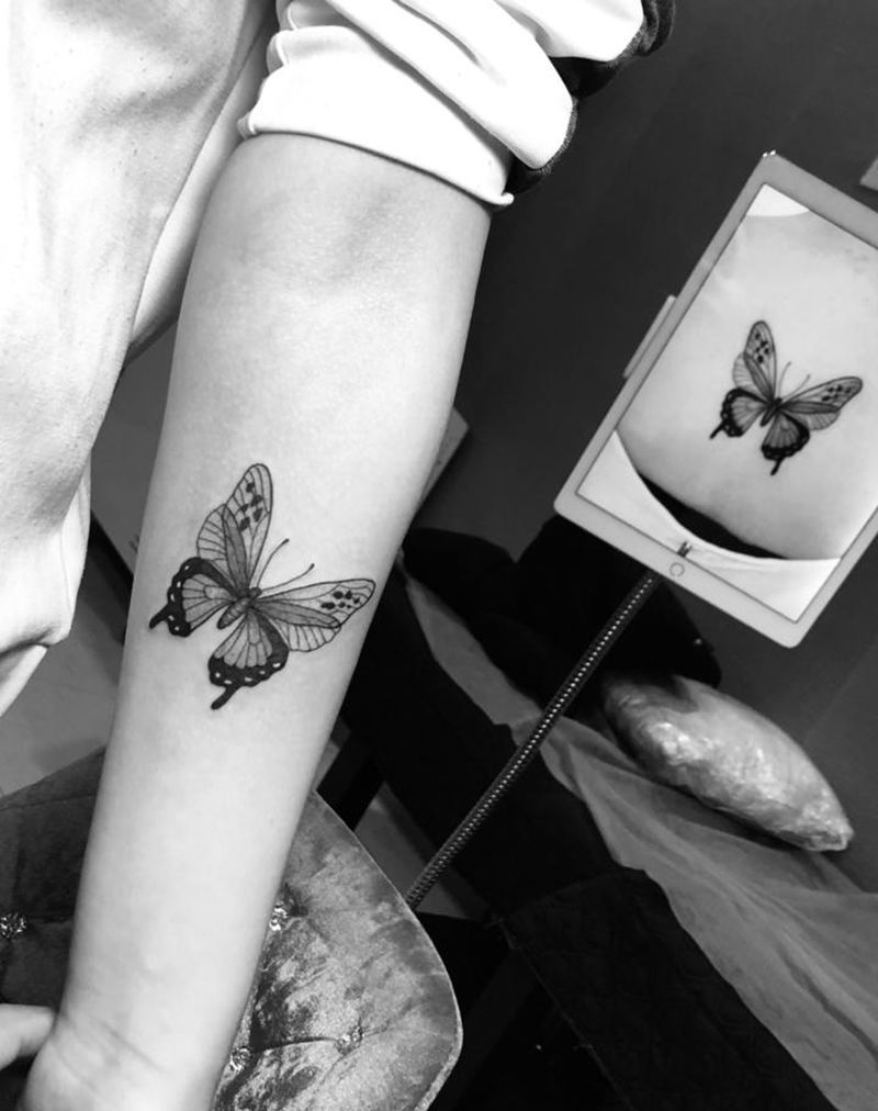 “风很温柔 水很清澈 花很鲜艳纹身图片_手部手臂蝴蝶纹身图案