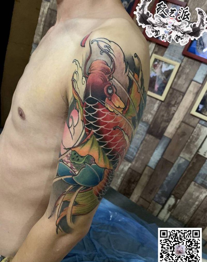 发财鱼纹身图片_肩部手臂新传统纹身图案