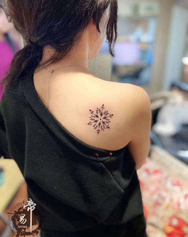雪花❄️纹身图片_肩部几何纹身图案