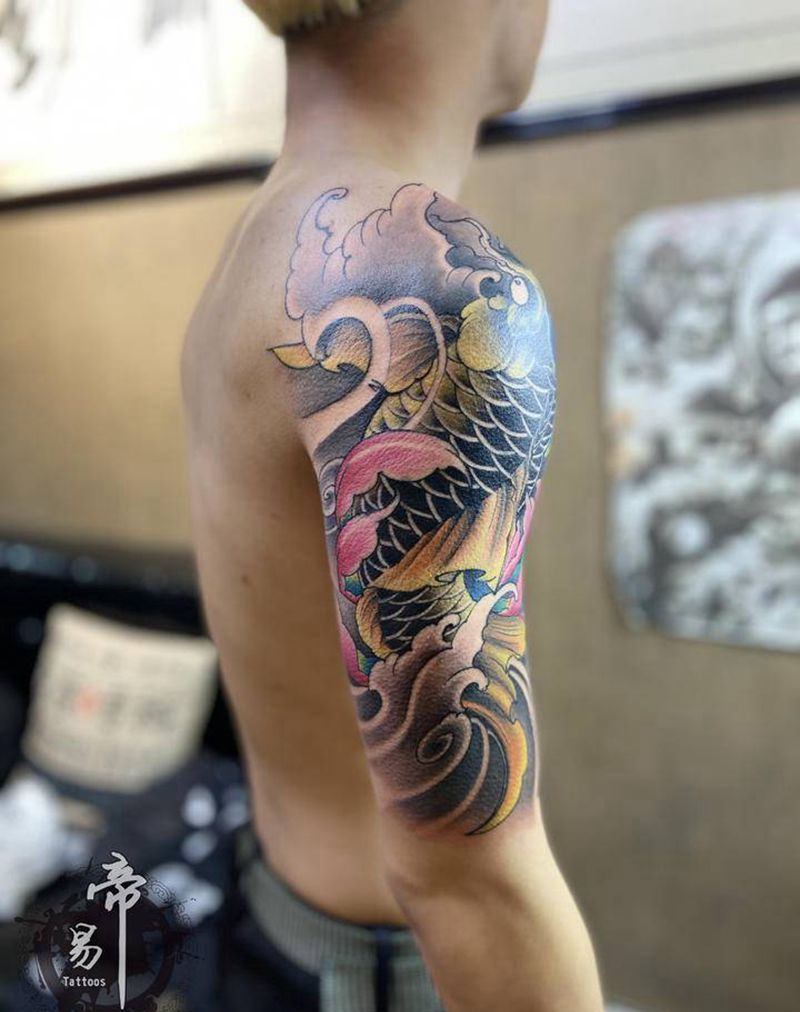 锦鲤「未完成」纹身图片_肩部新传统老传统纹身图案