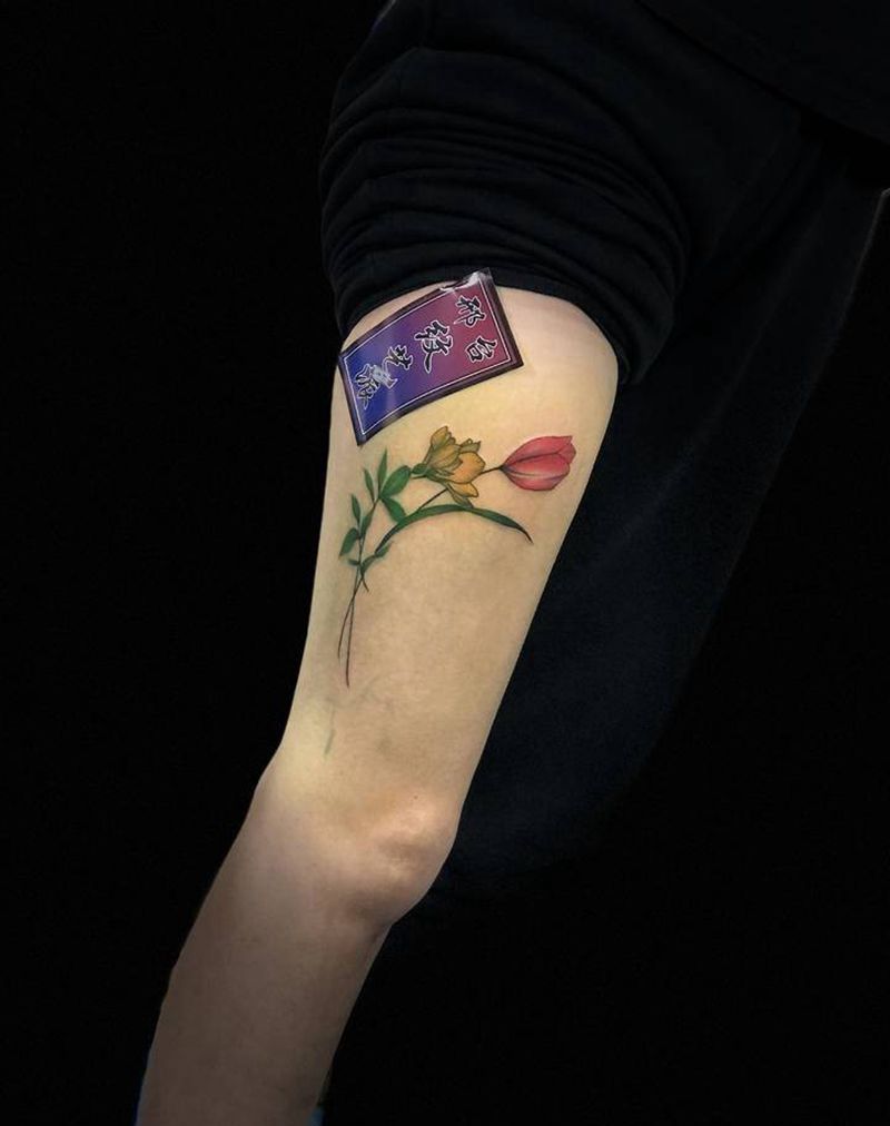 送你一朵小红花纹身图片_肩部胸部花纹身图案