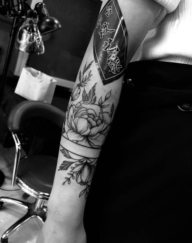 素花手环纹身图片_手臂手部点刺纹身图案