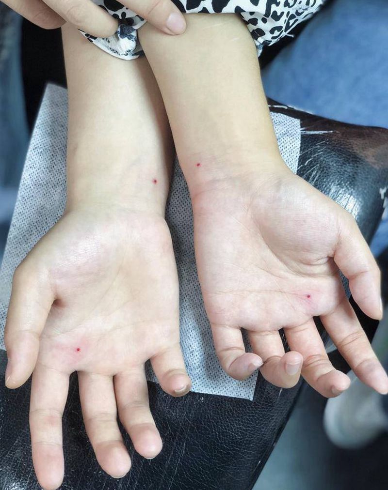 朱砂痣纹身图片_手部纹身图案