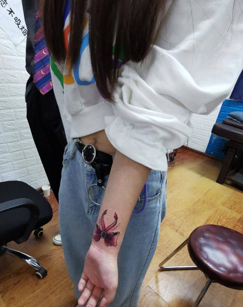 福蝶结纹身图片_手臂水彩蝴蝶结纹身图案