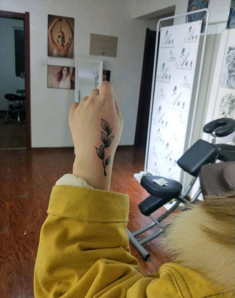 向往纹身图片_手部清新植物成品纹身图案