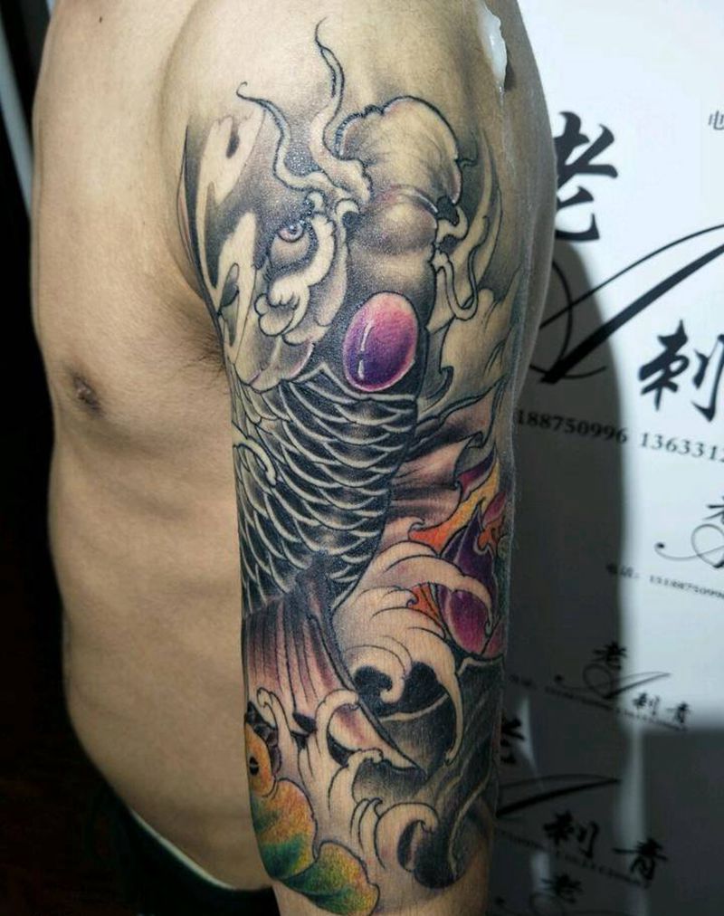 大臂锦鲤纹身图片