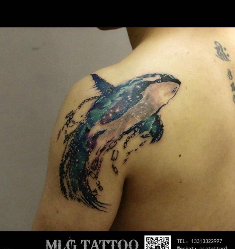 蓝鲸纹身图片_肩部水彩纹身图案