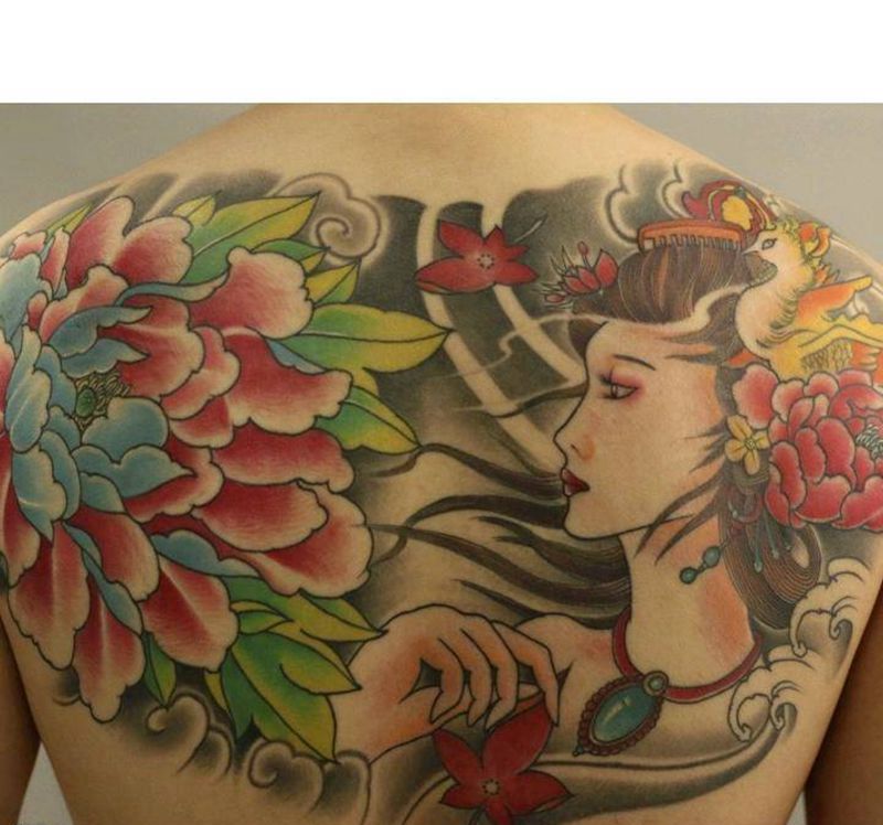 传统艺伎牡丹纹身图片_背部新传统老传统纹身图案