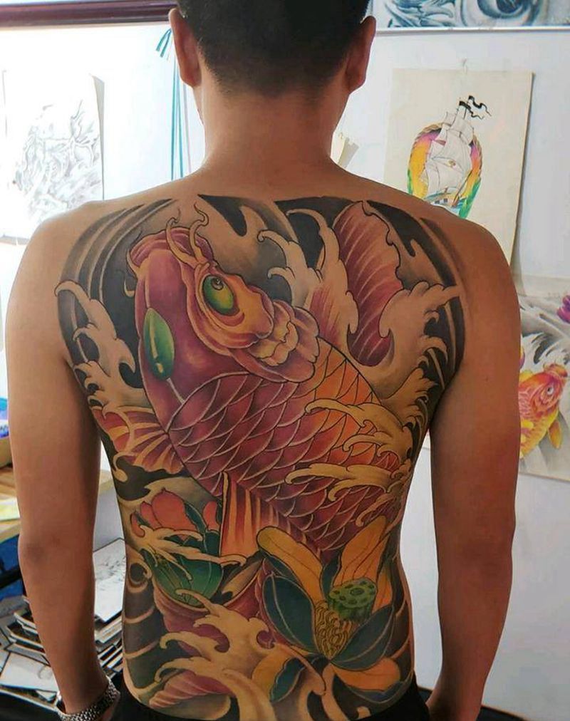 满背锦鲤纹身图片_背部新传统老传统满背鱼纹身图案