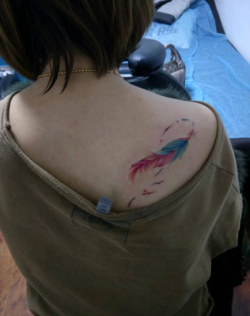 羽毛纹身图片_肩部水彩羽毛纹身图案