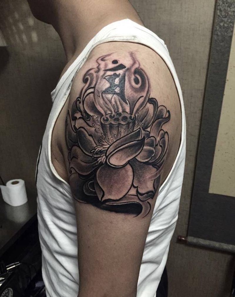 覆盖荷花纹身图片