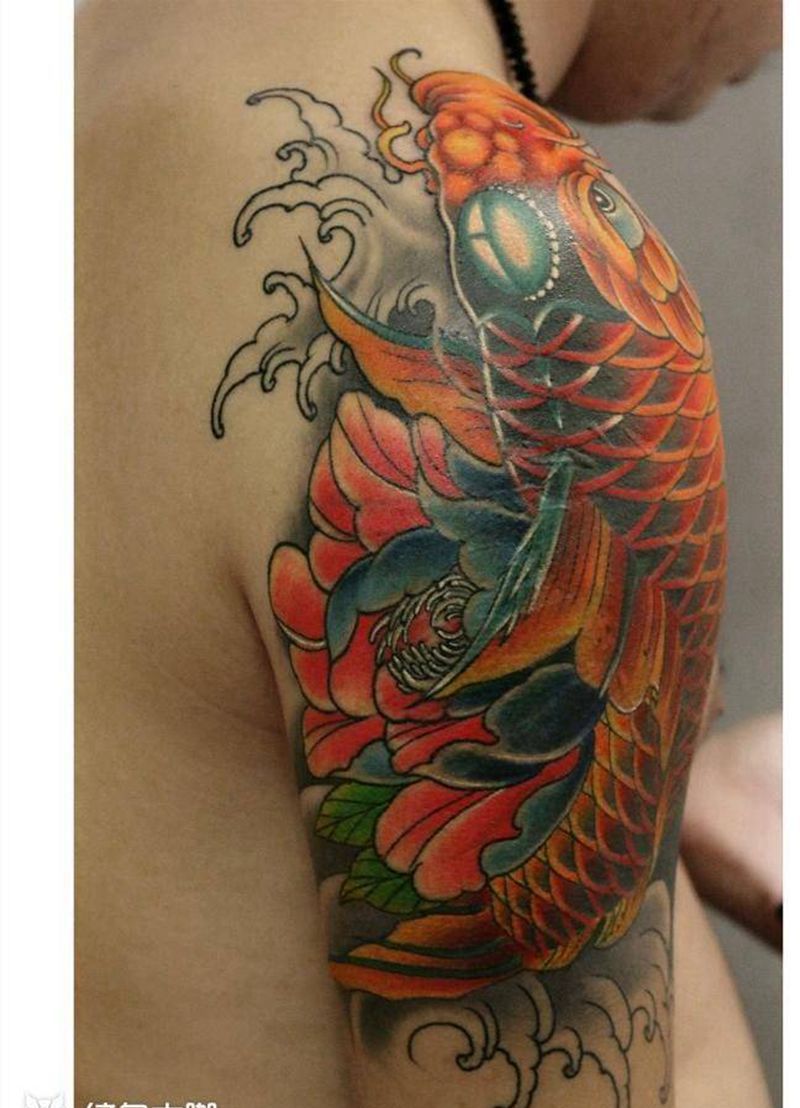 锦鲤遮盖作品纹身图片_手臂老传统新传统纹身图案