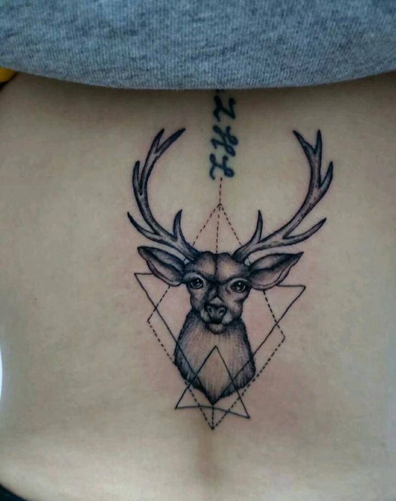 鹿纹身图片_背部点刺几何鹿纹身图案
