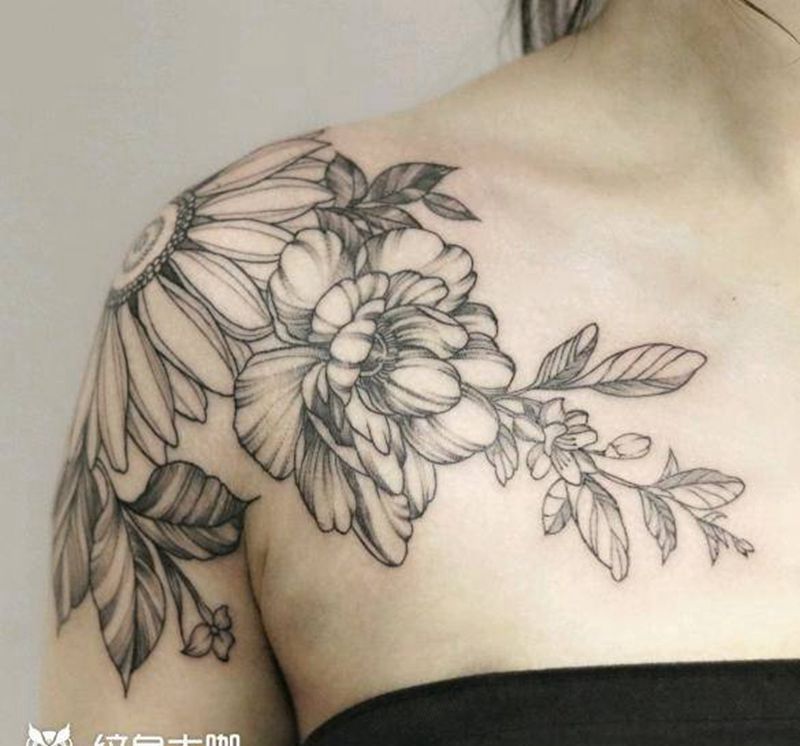 素花纹身图片_肩部点刺纹身图案