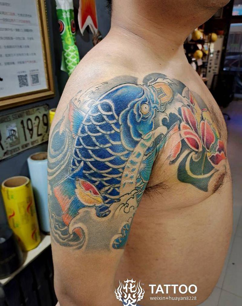 半胛鱼纹身图片_肩部胸部新传统鱼纹身图案