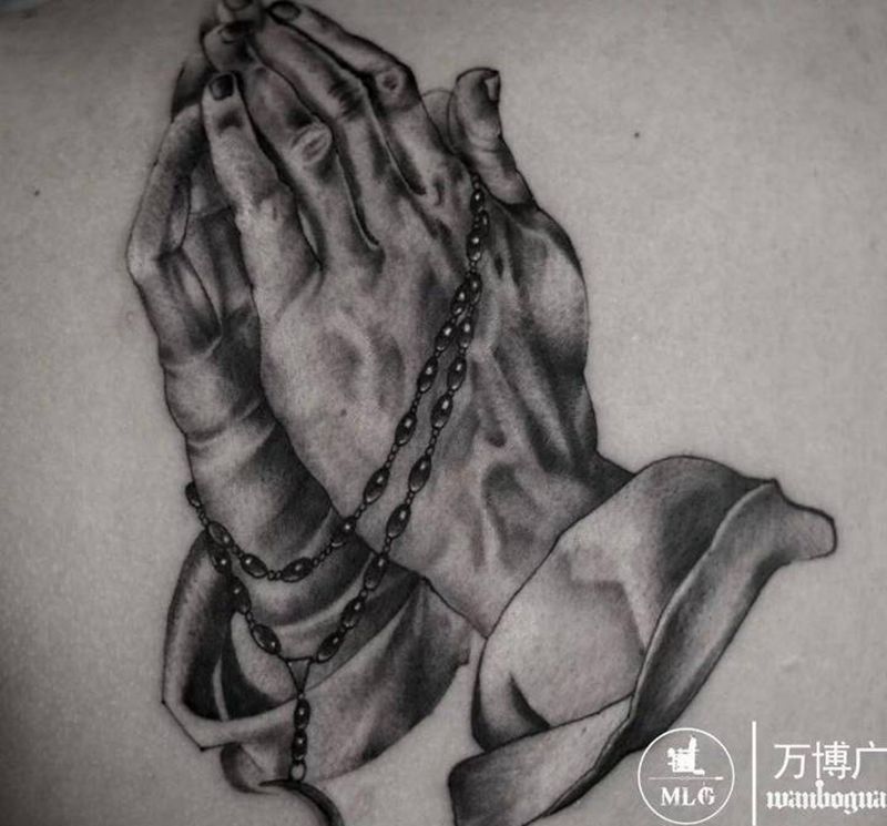 祈祷之手纹身图片_成品肩部欧美写实人物纹身图案