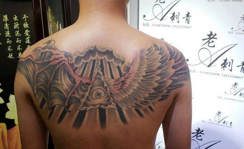 翅膀纹身图片_背部Old School纹身图案