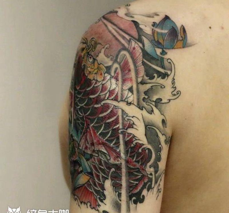 大臂锦鲤纹身图片_手臂新传统老传统纹身图案