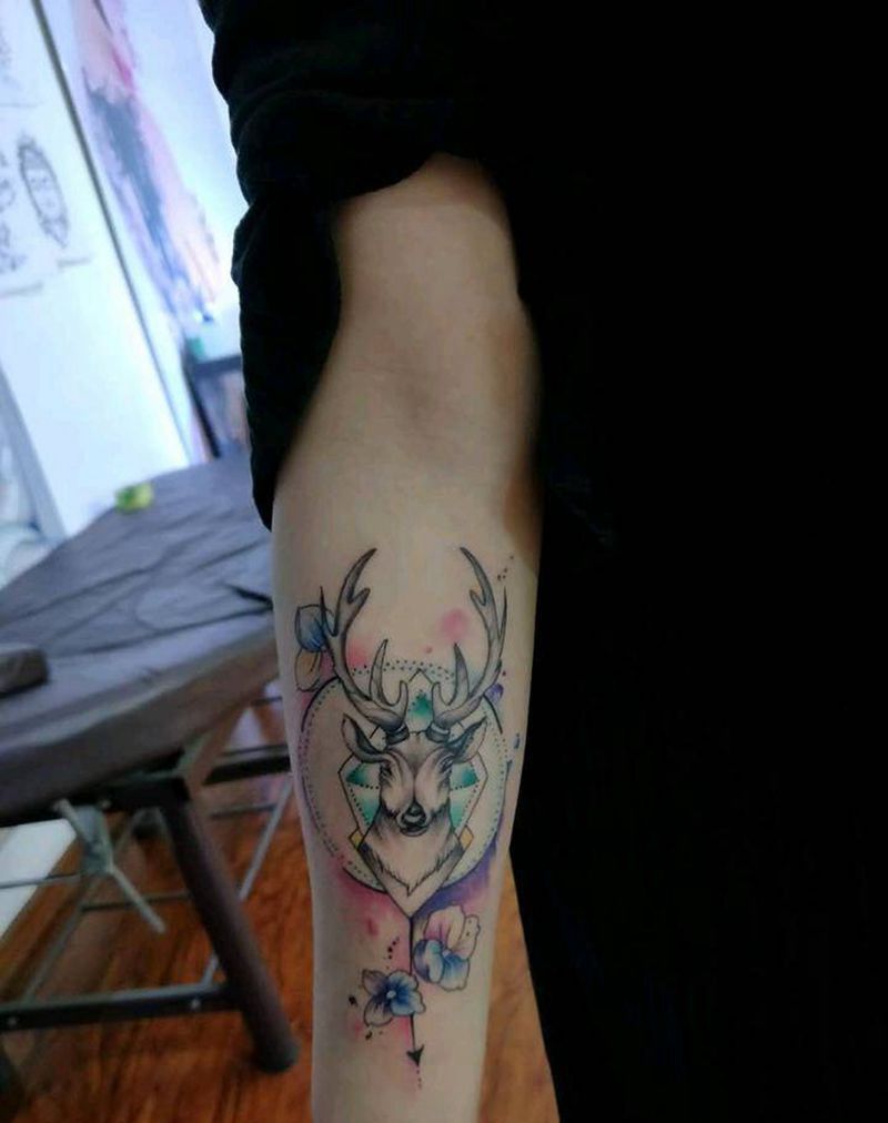 鹿纹身图片_手臂老传统纹身图案