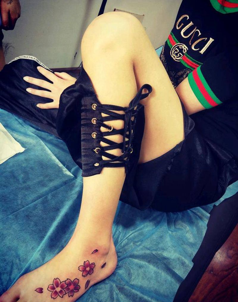 小花纹身图片_脚部清新植物成品纹身图案