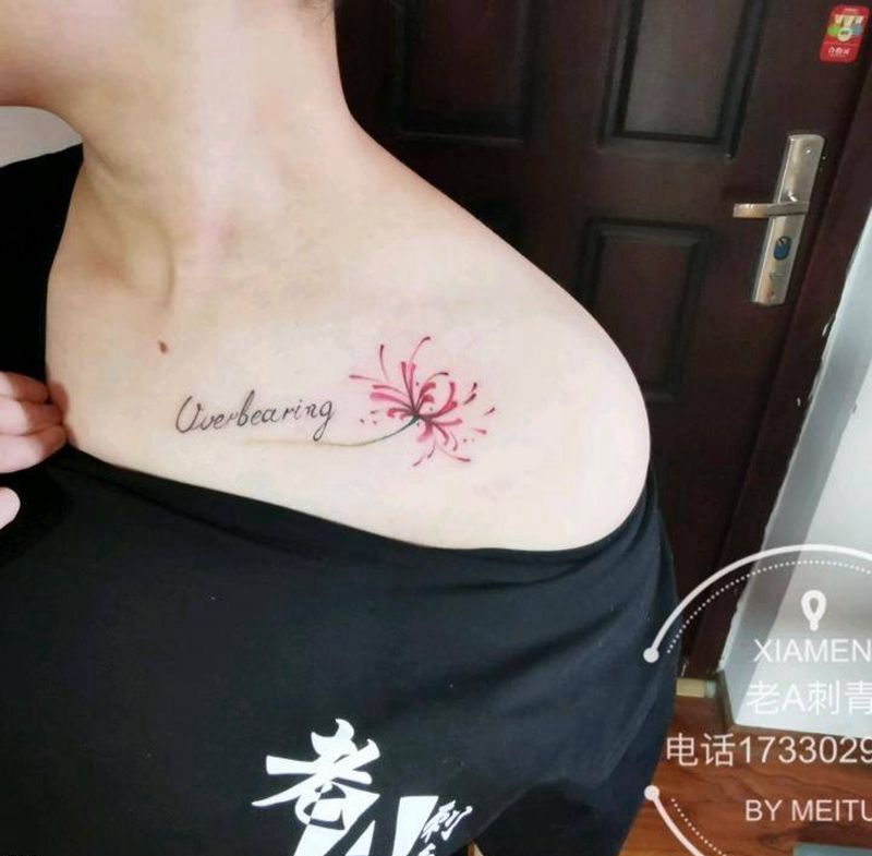 彼岸花纹身图片_胸部水墨彼岸花 字母纹身图案