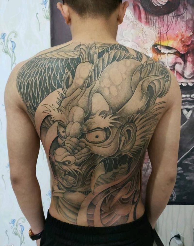 满背龙纹身图片_背部点刺纹身图案