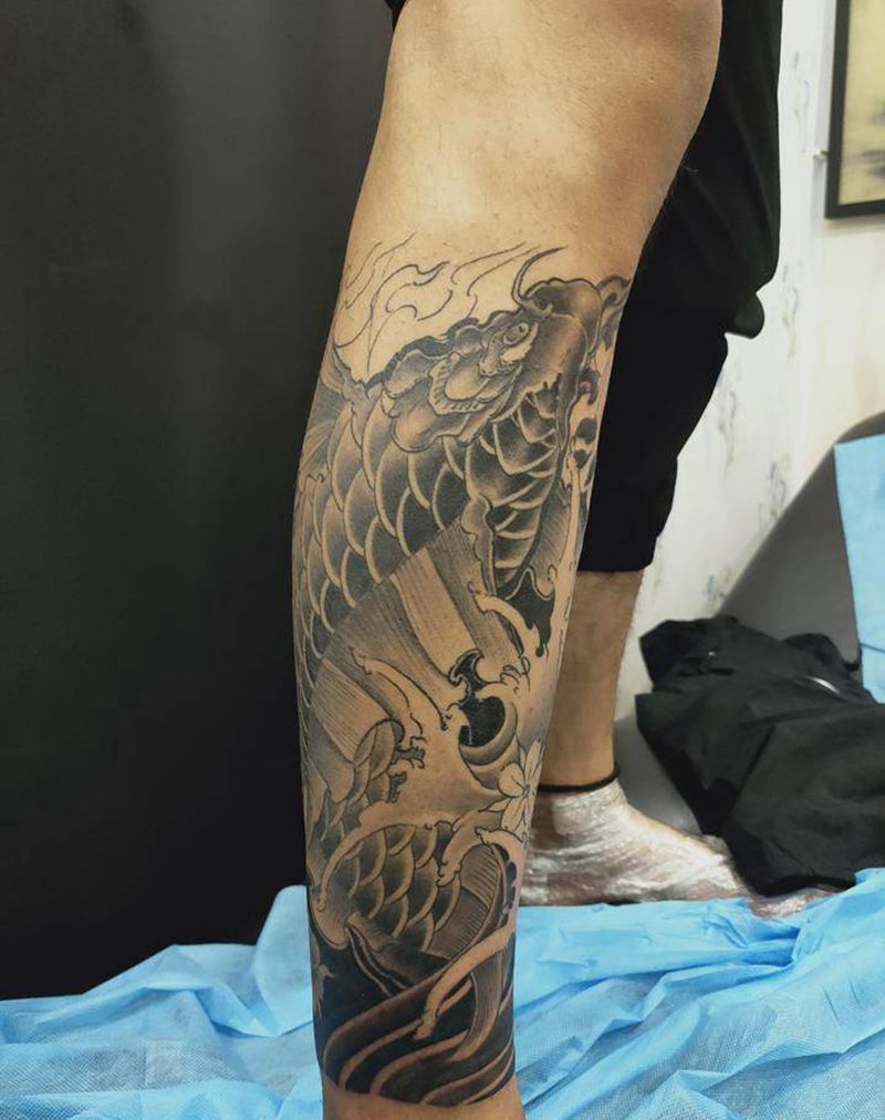 小腿锦鲤纹身图片_腿部纹身图案