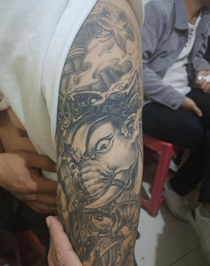 象神纹身图片_肩部新传统象神纹身图案