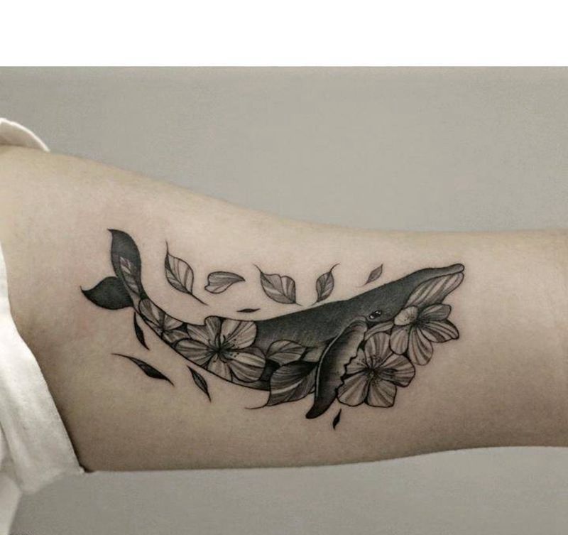 蓝鲸纹身图片_手臂图腾点刺纹身图案