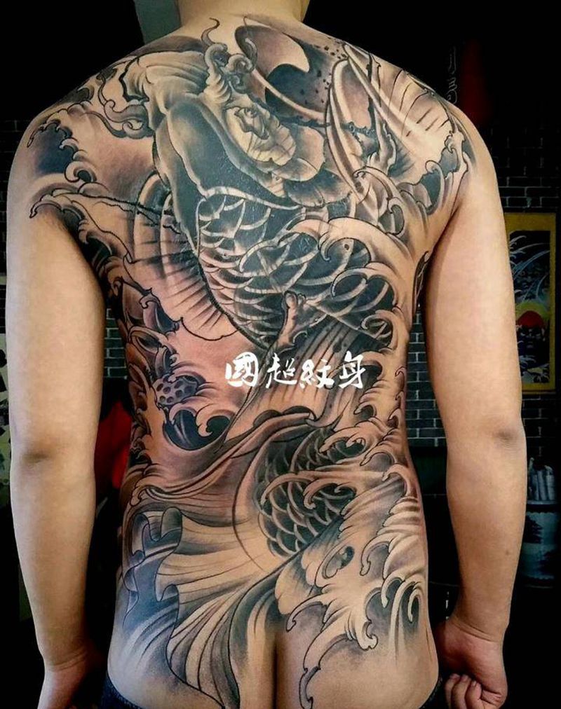满背鱼   遮盖纹身图片_背部新传统纹身图案