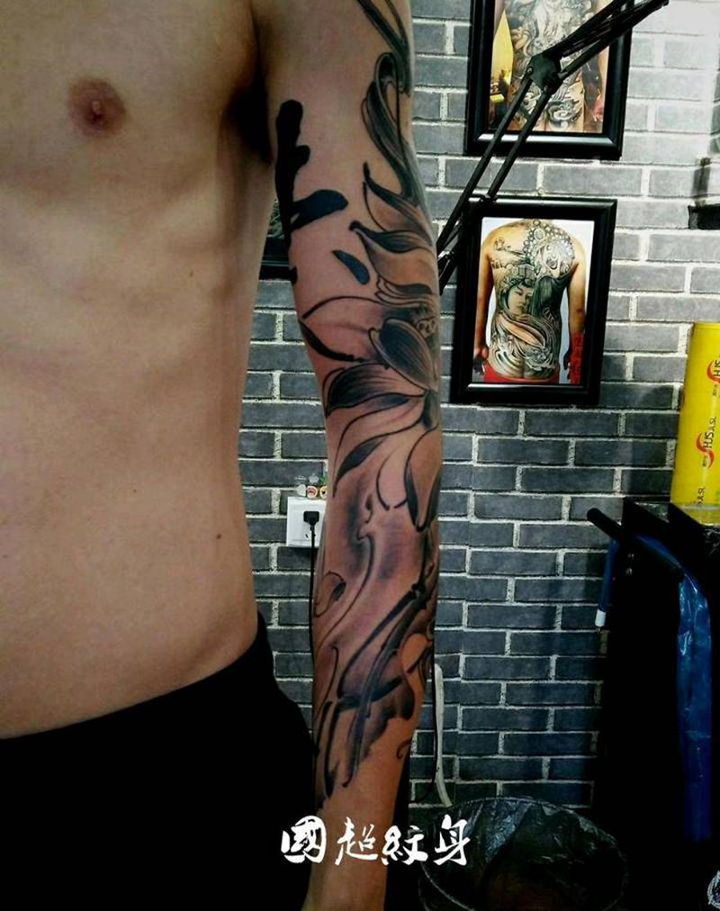 水墨荷花纹身图片_手臂水墨纹身图案