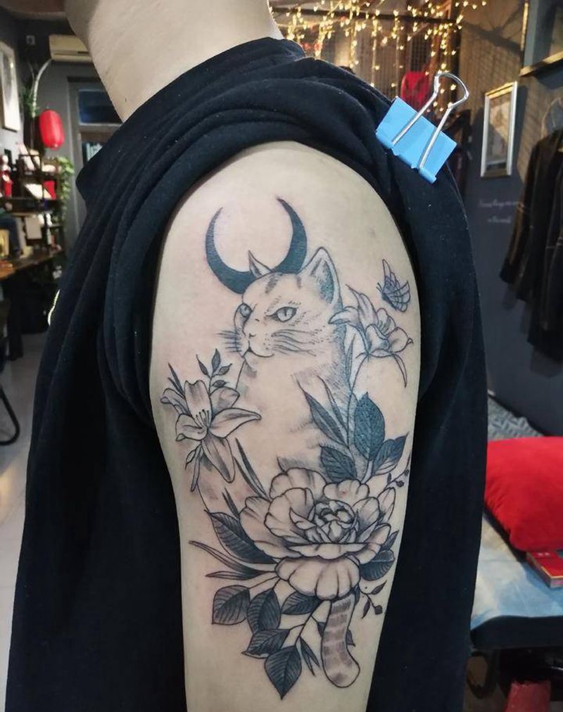 猫与花纹身图片_肩部点刺猫纹身图案