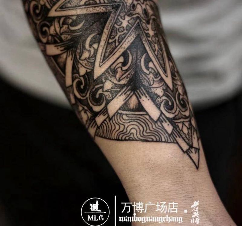 曼达拉纹身图片_成品手臂欧美几何植物鬼神宗教原创纹身图案