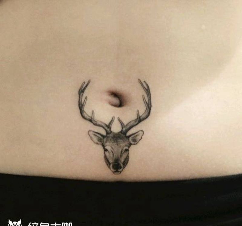 细腻写实鹿头纹身图片_腹部几何点刺纹身图案