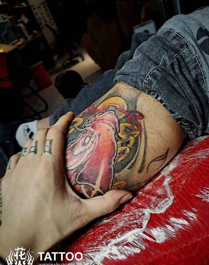 传统大红鱼纹身图片_腿部新传统鱼纹身图案