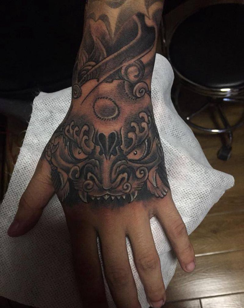 手背唐狮子！纹身图片