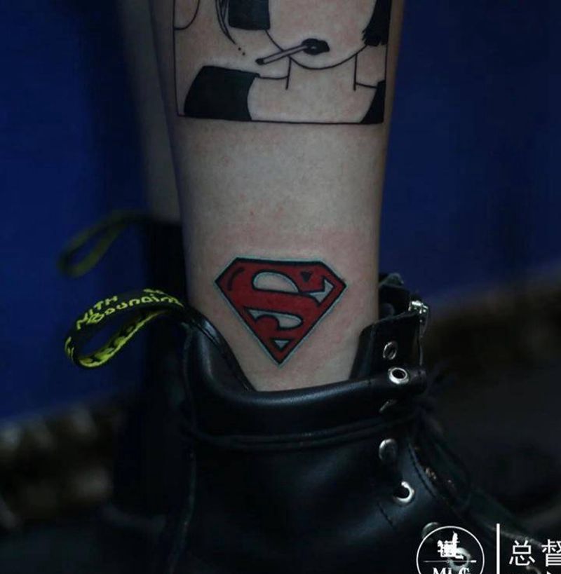 超人标纹身图片_成品腿部脚部习俗欧美几何字符纹身图案